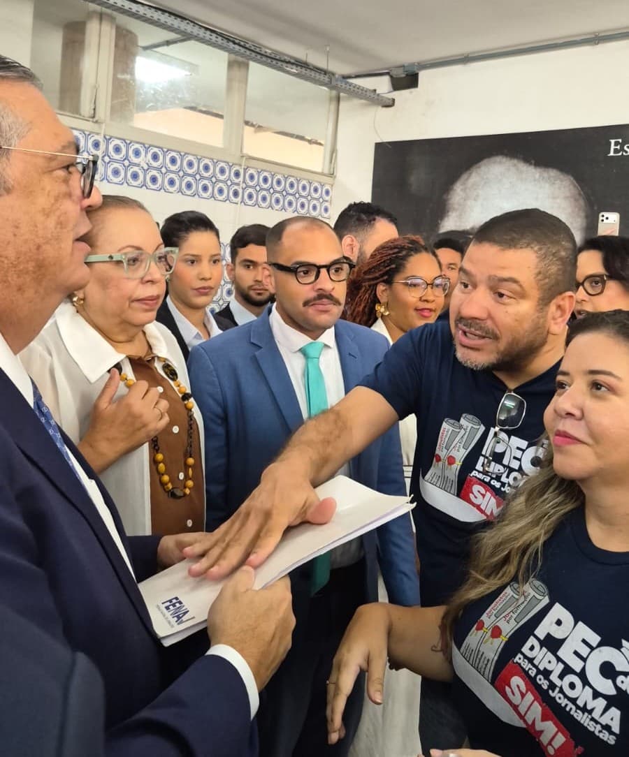 FENAJ entrega memoriais a Flávio Dino e reforça luta pela formação profissional dos jornalistas