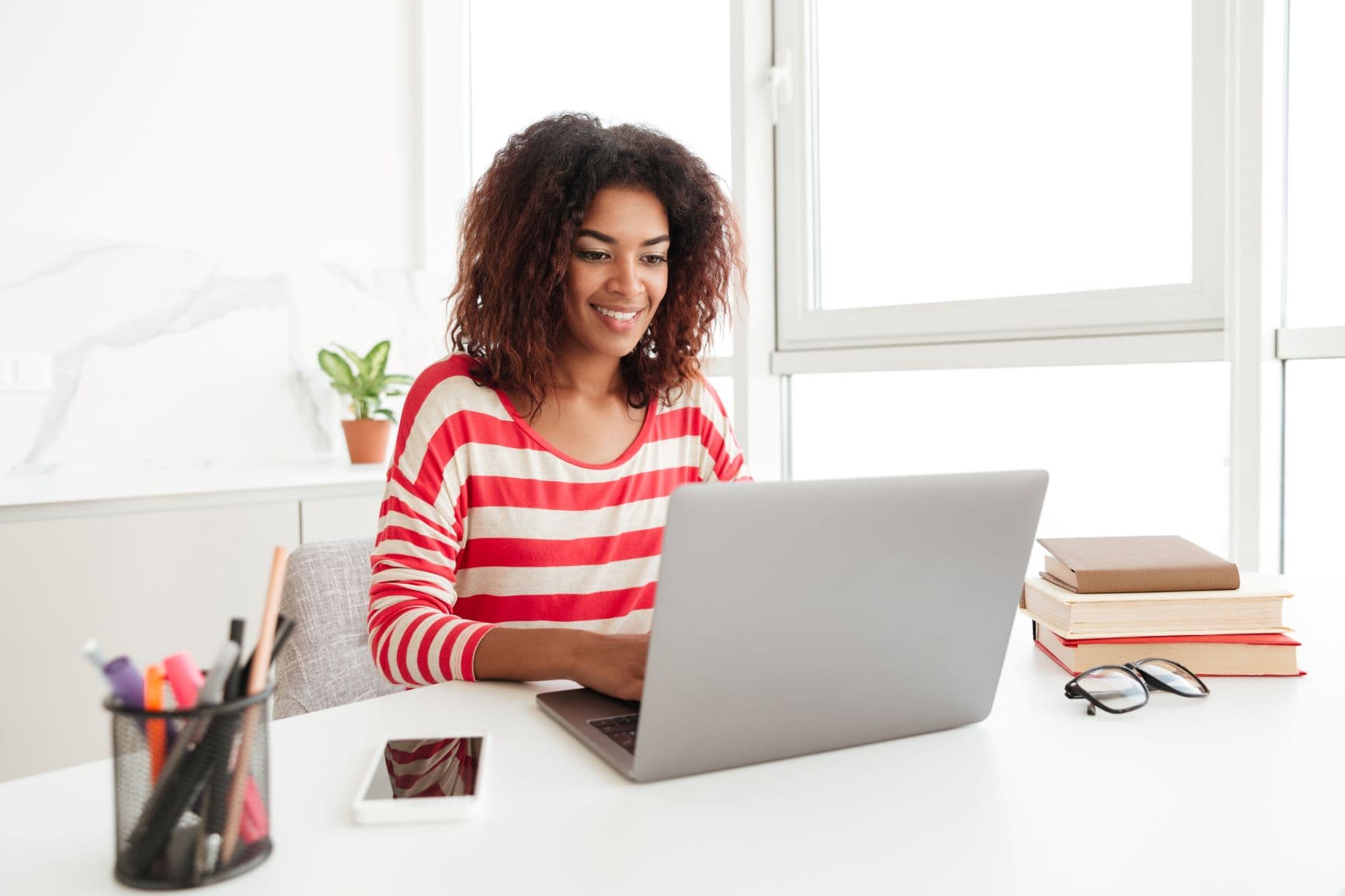 https://fenaj.org.br/wp-content/uploads/2023/01/busy-woman-in-casual-clothes-working-on-laptop-at-home-1024x682.jpg