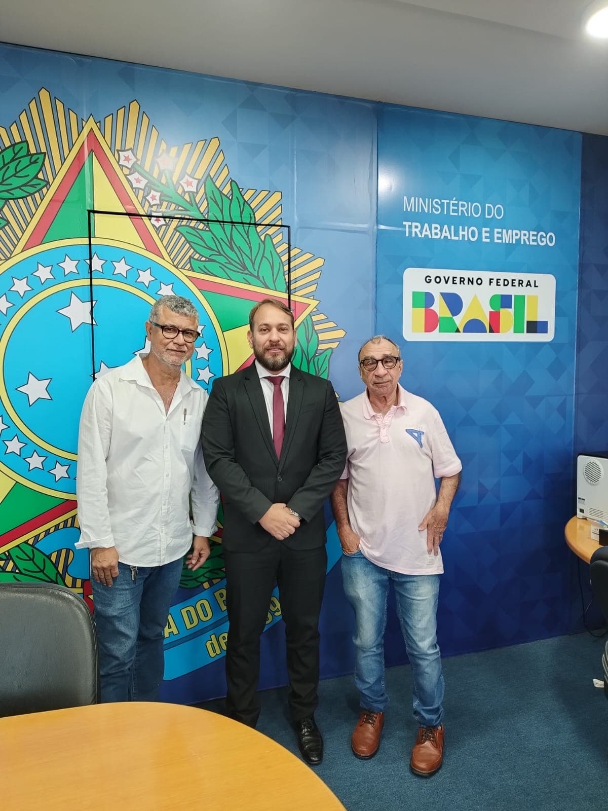 Foto – Divulgação Leg: Superintendente Regional do Trabalho, Alexandre Cantero (centro), com Gerson Jara (e) e Walter Gonçalves Filho
